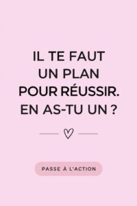 Femme d'une trentaine d'années consultant un plan financier à son bureau.