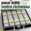 Femme souriante planifiant ses finances personnelles avec un carnet et un stylo