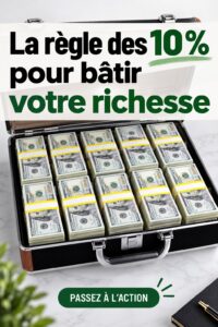 Femme souriante planifiant ses finances personnelles avec un carnet et un stylo